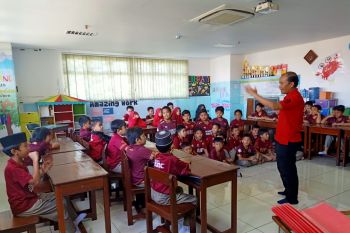 Siswa Athira Makassar kenakan baju merah ke sekolah dukung PSM