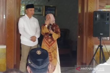 Anna Morinda pamitan dari rumah dinas Ketua DPRD Metro menitikkan air mata
