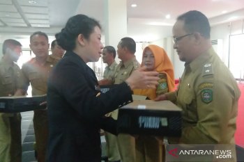 Pembagian laptop dari wali kota untuk kelurahan
