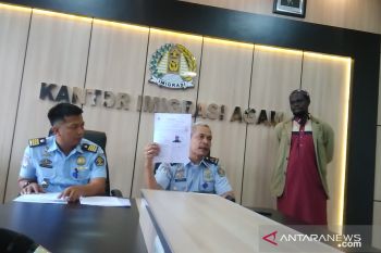 Sempat bekerja sebagai buruh kebun di Agam, eks pencari suaka asal Uganda dipulangkan ke negaranya