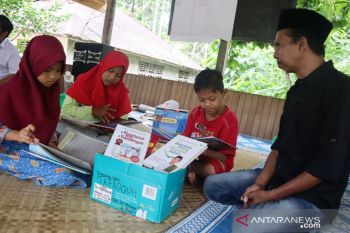 Tim publikasi Ustad Abdul Somad sumbang buku Taman Baca Alam Takambang