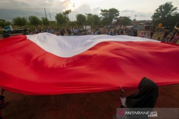Pembentangan merah putih di hunian sementara