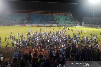 Dikalahkan Persipura, suporter PSIS berhamburan ke lapangan