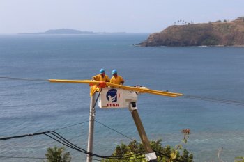 Tim Pasukan dalam Keadaan Bertegangan (PDKB) jaringan 20 kiloVolt (kV)  PLN  UP3 Mataram