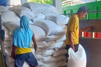 Puluhan ton beras tanpa merek diamankan petugas
