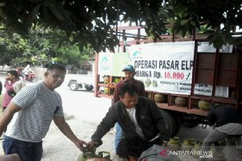 Warga Palu  antre beli elpiji 3 kg di pasar murah