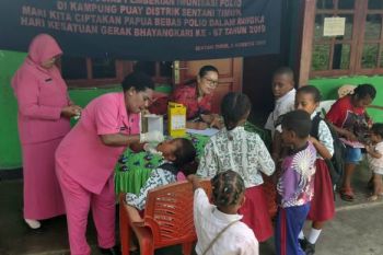 130 anak sekolah dan balita di Kampung Puay Jayapura dapat imunisasi polio