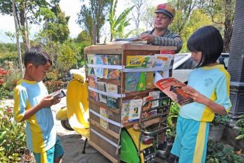 Perpustakaan keliling menggunakan roda dua