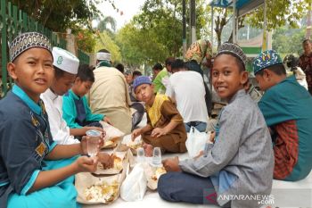 Gerakan sosial berbagi nasi bungkus disambut antusias