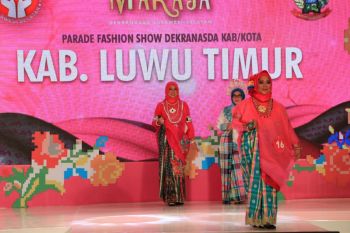Ketua dan Wakil Dekranasda Lutim ikut lomba fashion show