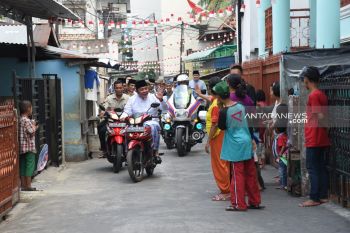 Gubernur  Herman Deru Shalat Jumat di perkampungan warga