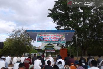 Ribuan warga Baubau shalat di lapangan Warukuma