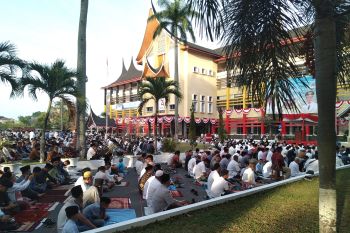 Jamaah Keluhkan Sholat Idul Adha Kantor Gubernur Sumbar "Tak Ramah"