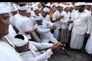 Tradisi Ngerebong di Denpasar
