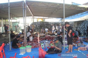 Masjid Asy Syarif gunakan kantong plastik sebagai wadah daging kurban