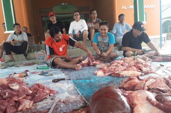 Komplek Villa Marina bagikan 500 plastik daging kurban