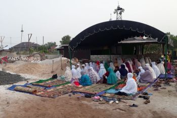 Meski tempat terbatas, warga Veteran tetap khusyuk jalani Shalat Ied