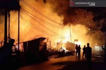 12 unit damkar dikerahkan padamkan kebakaran yang melalap rumah tinggal