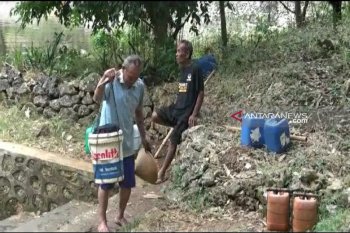 Warga Gunung Kidul  harus jual kambing untuk beli air