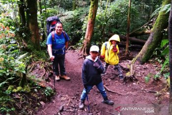 Fayyad dan ayahnya peringati HUT Ke-74 RI di Gunung Merbabu