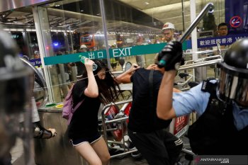 Bentrokan di bandara Hong Kong pecah, pascapenerbangan dihentikan