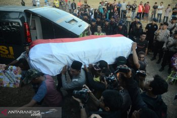 Jenazah Brigpol anumerta Hedar dimakamkan  di Pemakaman Laijo Barru