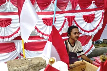 Penjual bendera asal Garut berburu rezeki di Mamuju