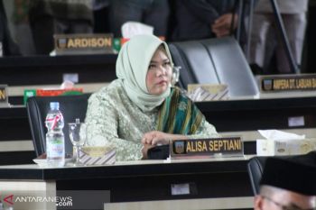 Gadis 22 tahun ini jadi legislator termuda di Dharmasraya