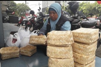 ACT Lampung salurkan daging kurban gunakan besek