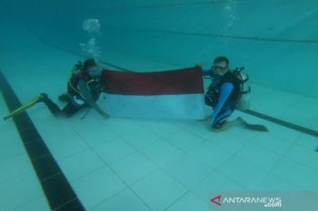 Bupati Batang kibarkan Merah Putih di dalam air