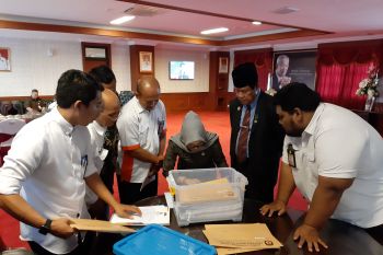 KPU serahkan berkas anggota DPRD Kepri terpilih kepada Plt Gubernur