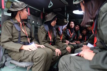 Siswa Mengenal Nusantara Sulteng diberikan pengetahuan alat tempur  Panser Anoa