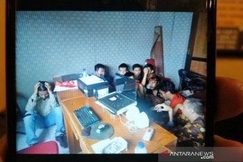Polisi terbakar saat kawal demo, 15 mahasiswa diamankan