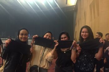 Gara-gara penggemar rebutan handuk The Vamps, panitia potong jadi empat bagian