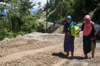 Longsor jalan poros Palu-Kulawi isolasi 21 desa
