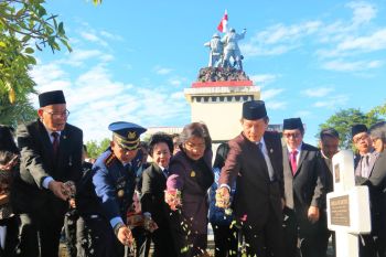 Wali kota-Forkopimda Manado tabur bunga di TMP Kairagi