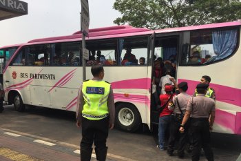 Polisi bubarkan massa berkaos merah yang berkumpul di sekitar gedung parlemen