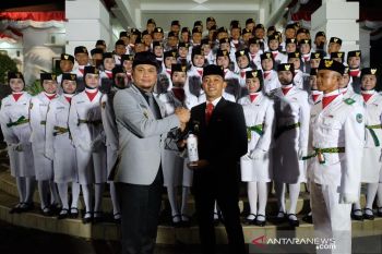 Bupati Gowa bagikan tumbler kepada Paskibraka untuk kurangi sampah