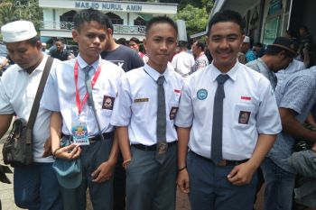 Sejumlah peserta SMN Sulsel shalat Jumat bersama warga Jayapura
