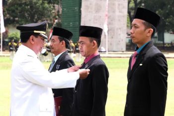 HUT RI, wali kota sematkan tanda kehormatan kepada 98 ASN