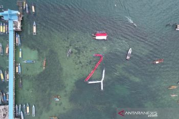 Warga perbatasan bentangkan merah-putih sepanjang 55 m di atas kapal pancung