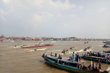 Ribuan warga Palembang meriahkan kemerdekaan nonton  lomba perahu bidar