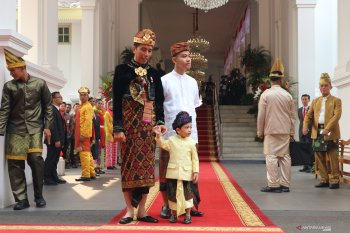 Presiden Jokowi, Gibran, dan Ethes berpakaian Bali