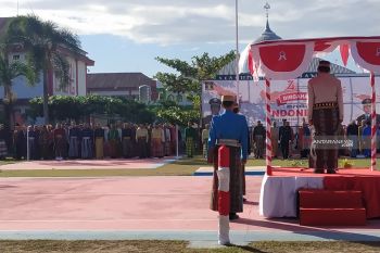 Pengenaan pakaian adat Nusantara warnai upacara HUT ke-74 RI di Rutan Makassar