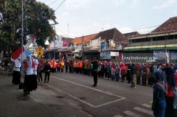 Ratusan pedagang Pasar Wates mengikuti upacara HUT ke-74 Kemerdekaan RI