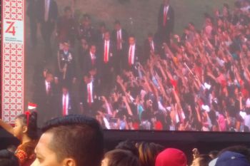 Presiden Jokowi salami masyarakat di depan Istana Merdeka