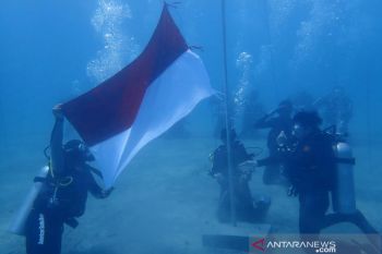 BTNKT Sulteng menggelar upacara HUT ke-74 RI di dasar laut