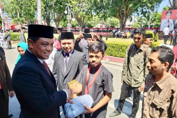 Atlet panjat Ahmad Faranza dapat penghargaan pada HUT Kemerdekaan di Palu