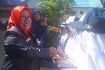 Dispora Mamuju  bagikan seragam sekolah gratis