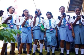 Peserta SMN Papua Barat  belajar lagu daerah Sulbar